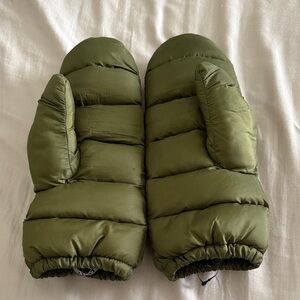 Stoic Puffer Mittens